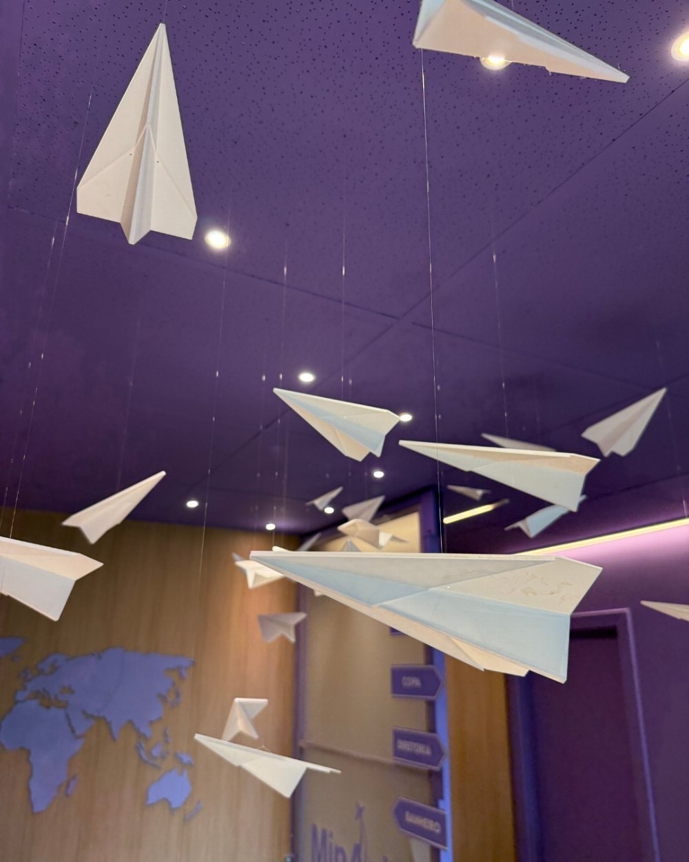 Aviões de papel no escritório da MinÁsia